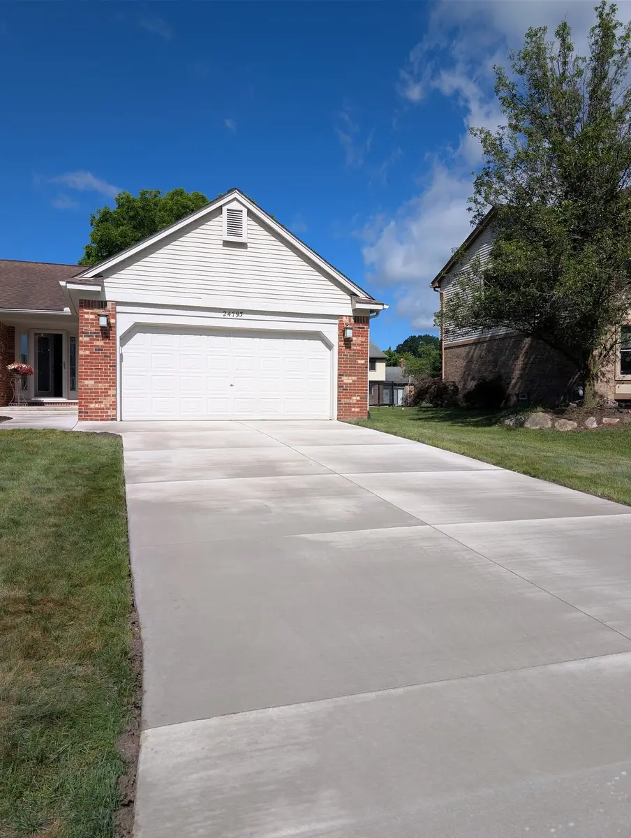 Broom-finish concrete driveway in Novi, MI