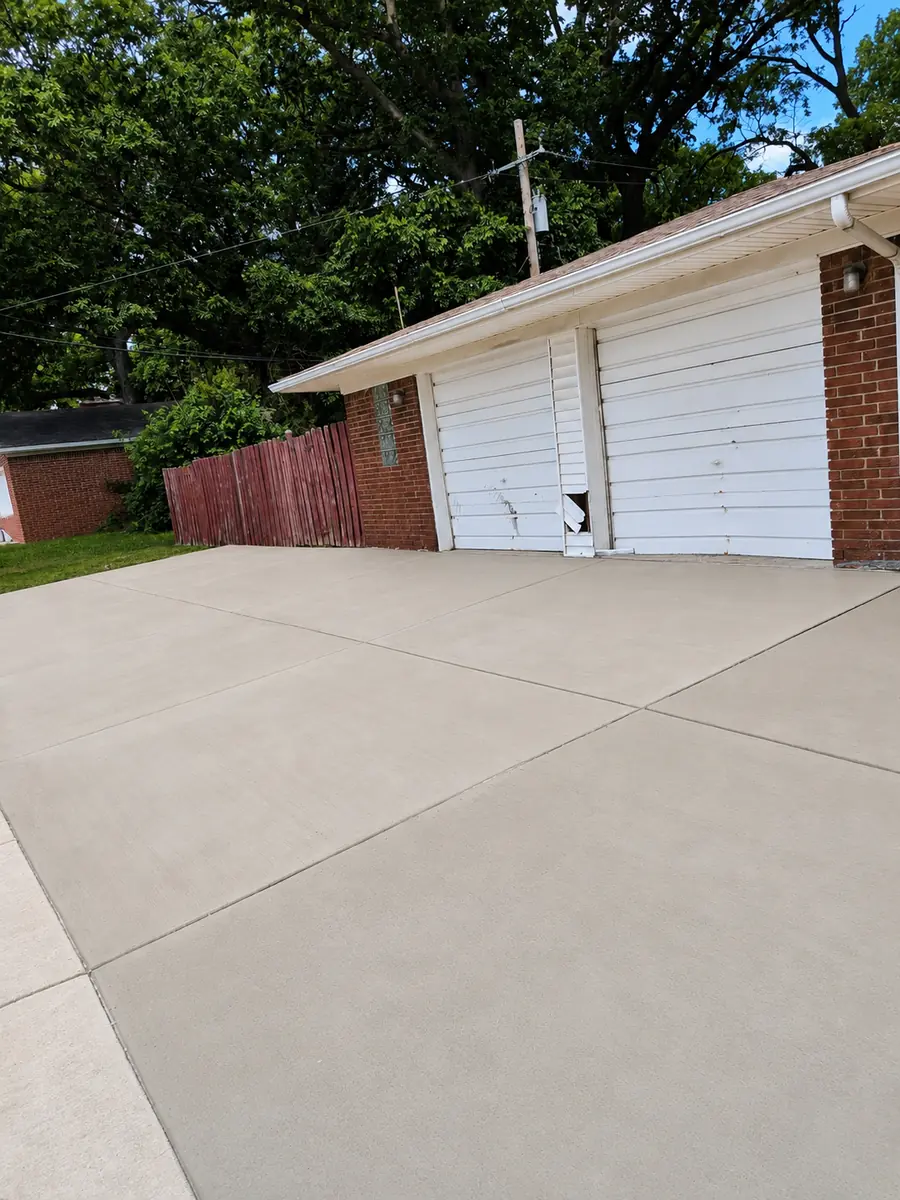 Broom-finish concrete driveway in Redford, MI