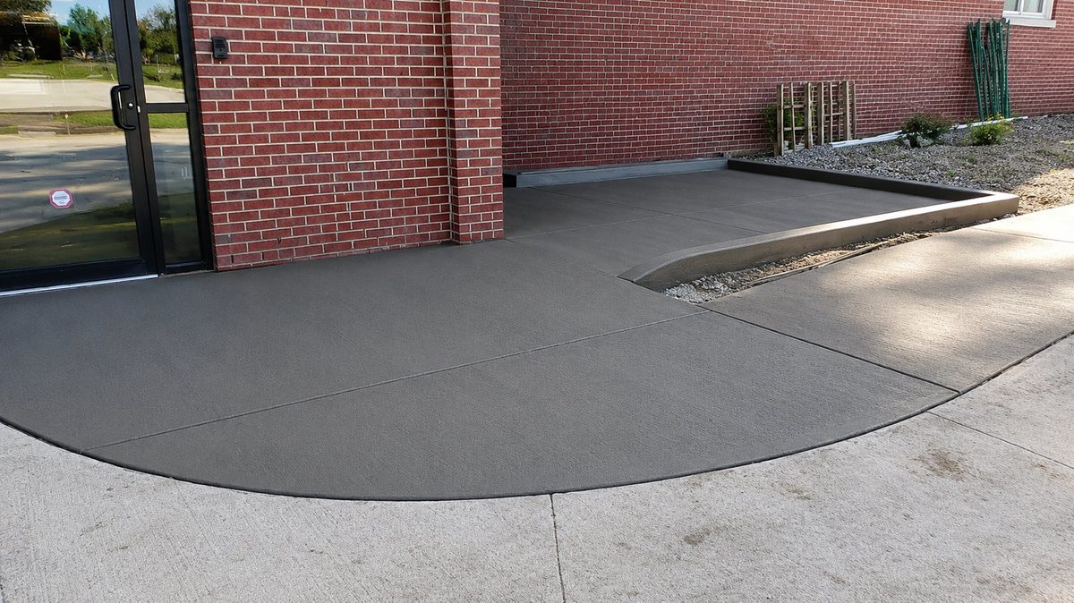 Curved commercial concrete entry walkway in Royal Oak, MI