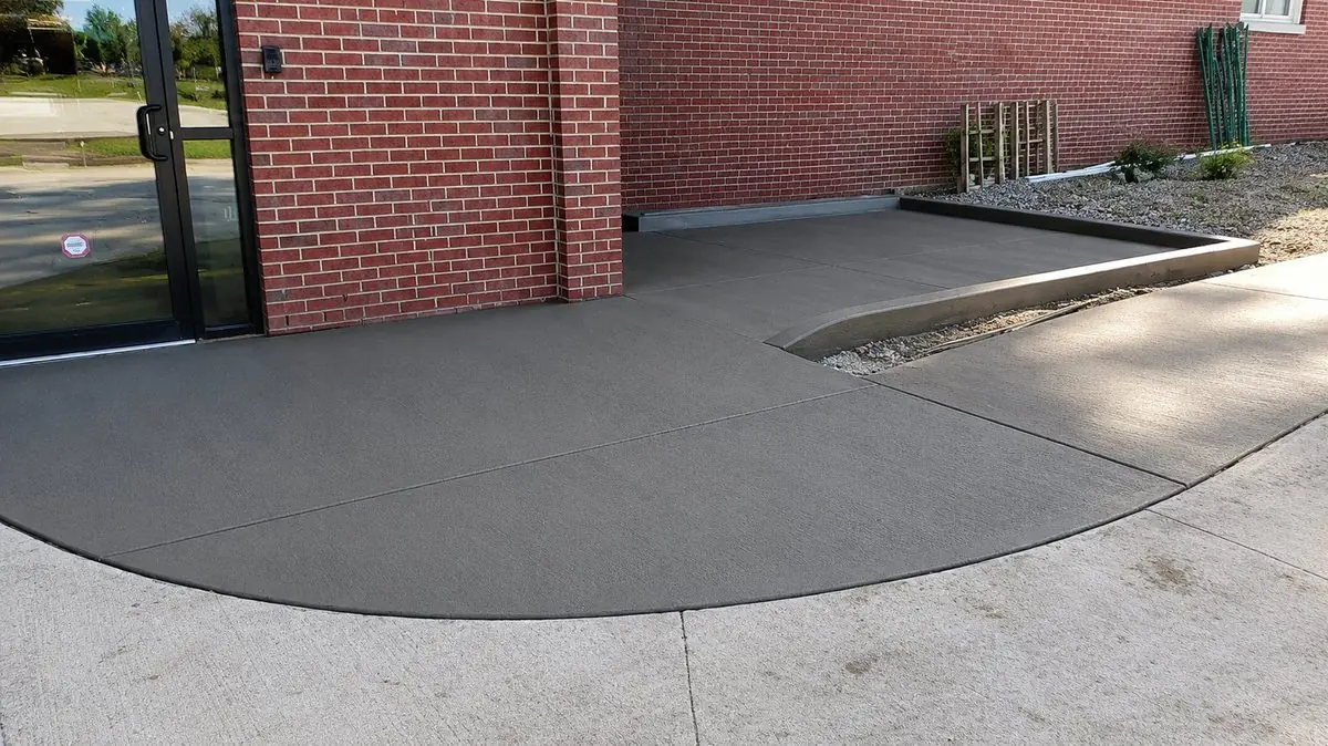 Commercial concrete walkway in Royal Oak, MI
