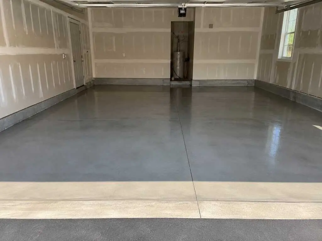 Smooth troweled concrete garage floor